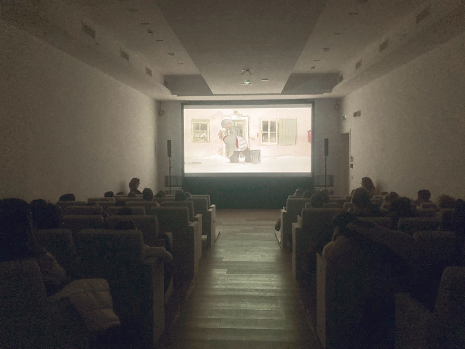 Una matinée per le scuole nella sala del Ridotto: i bambini guardano il film
